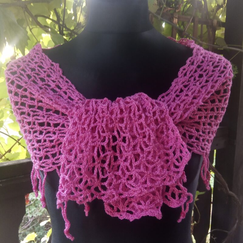 Różowy szal z koralikami