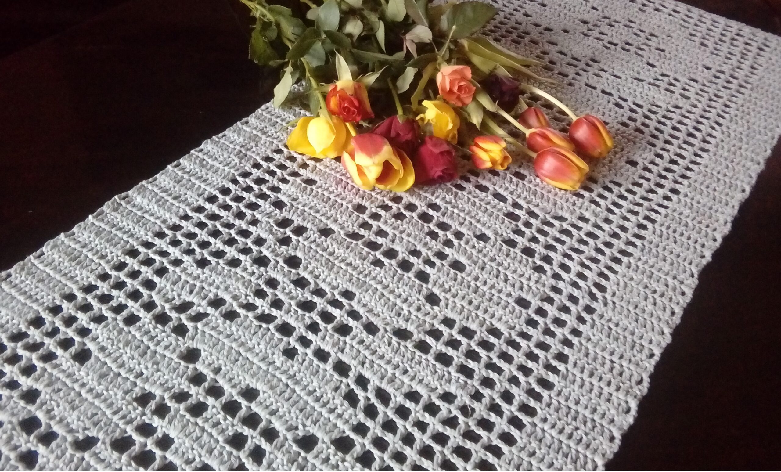 Bieżnik Romantyczny w kwiaty, szary