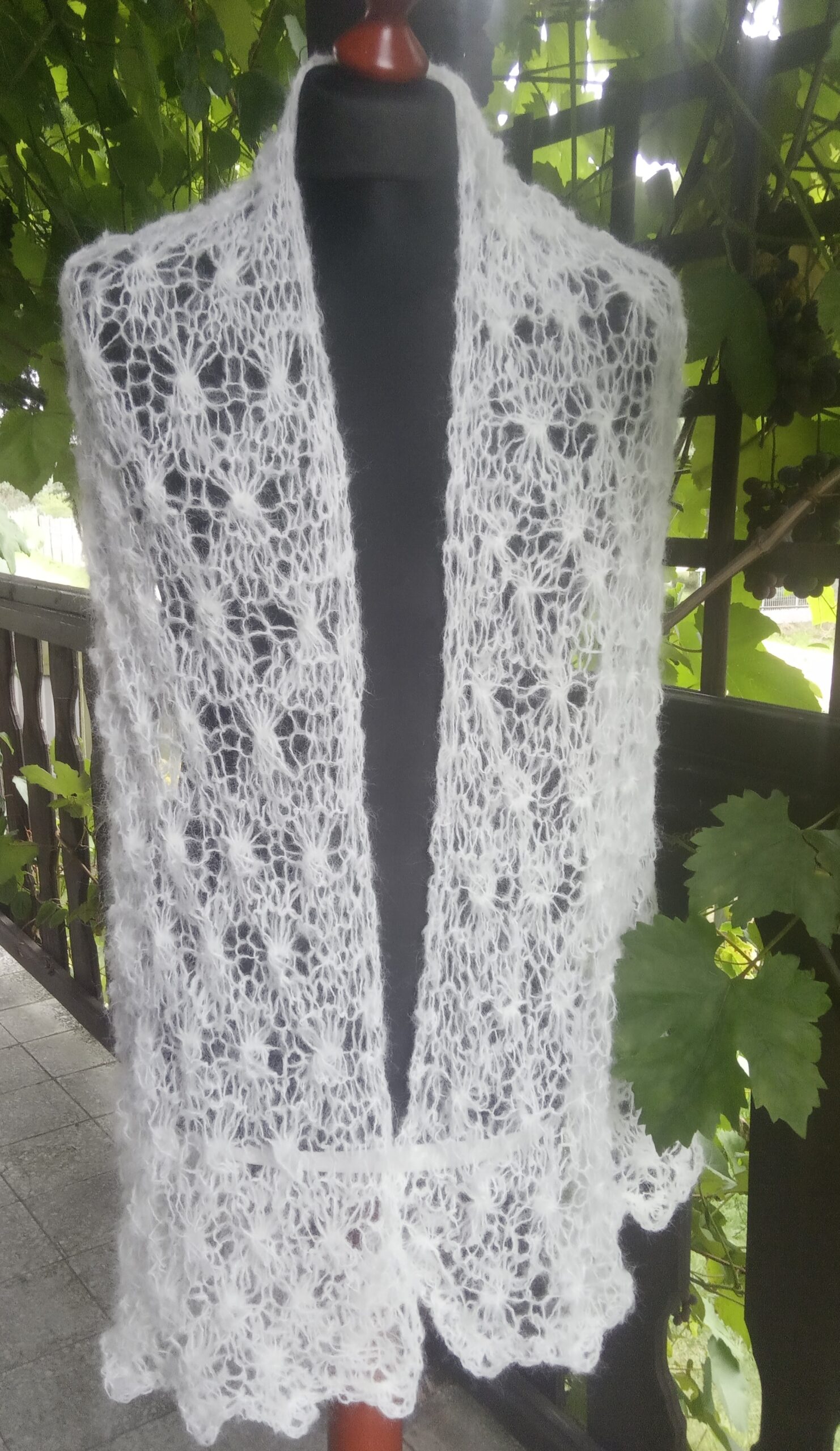 Biały szal mgiełka z alpaką - obrazek 2