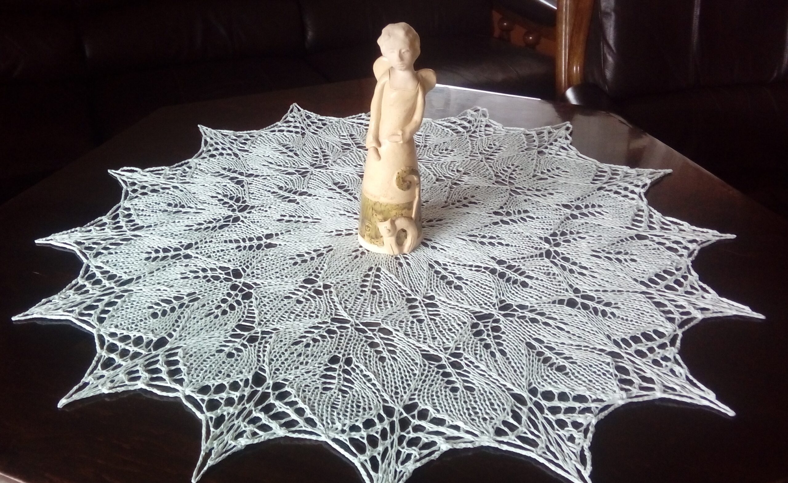 koronkowy obrus na drutach