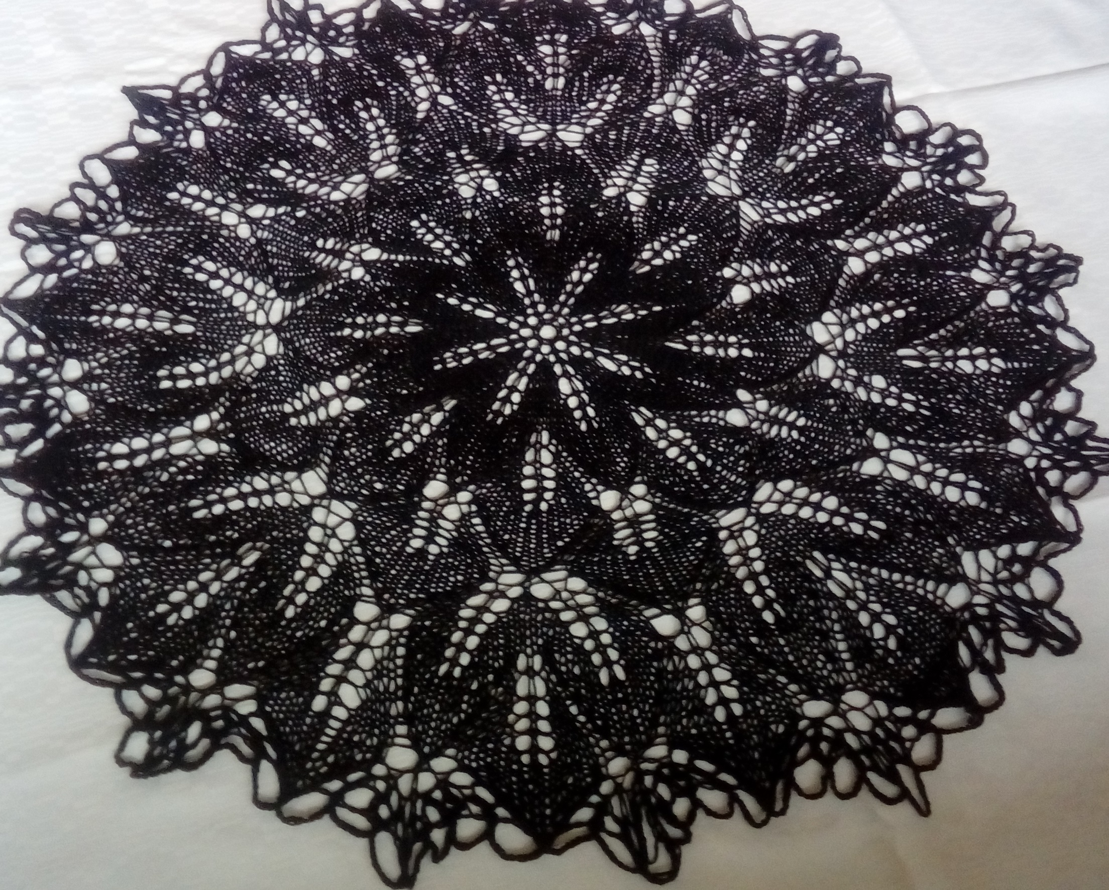 Czarny obrus na drutach - obrazek 2